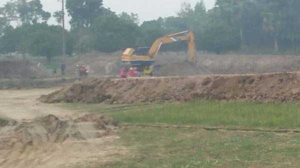 দুর্গাপুরে পুকুর খননের মাটি ও মাছবাহী গাড়ির পানিতে সচল রাস্তা অচল হওয়ায় দুর্ভোগের শিকার জনসাধারণ